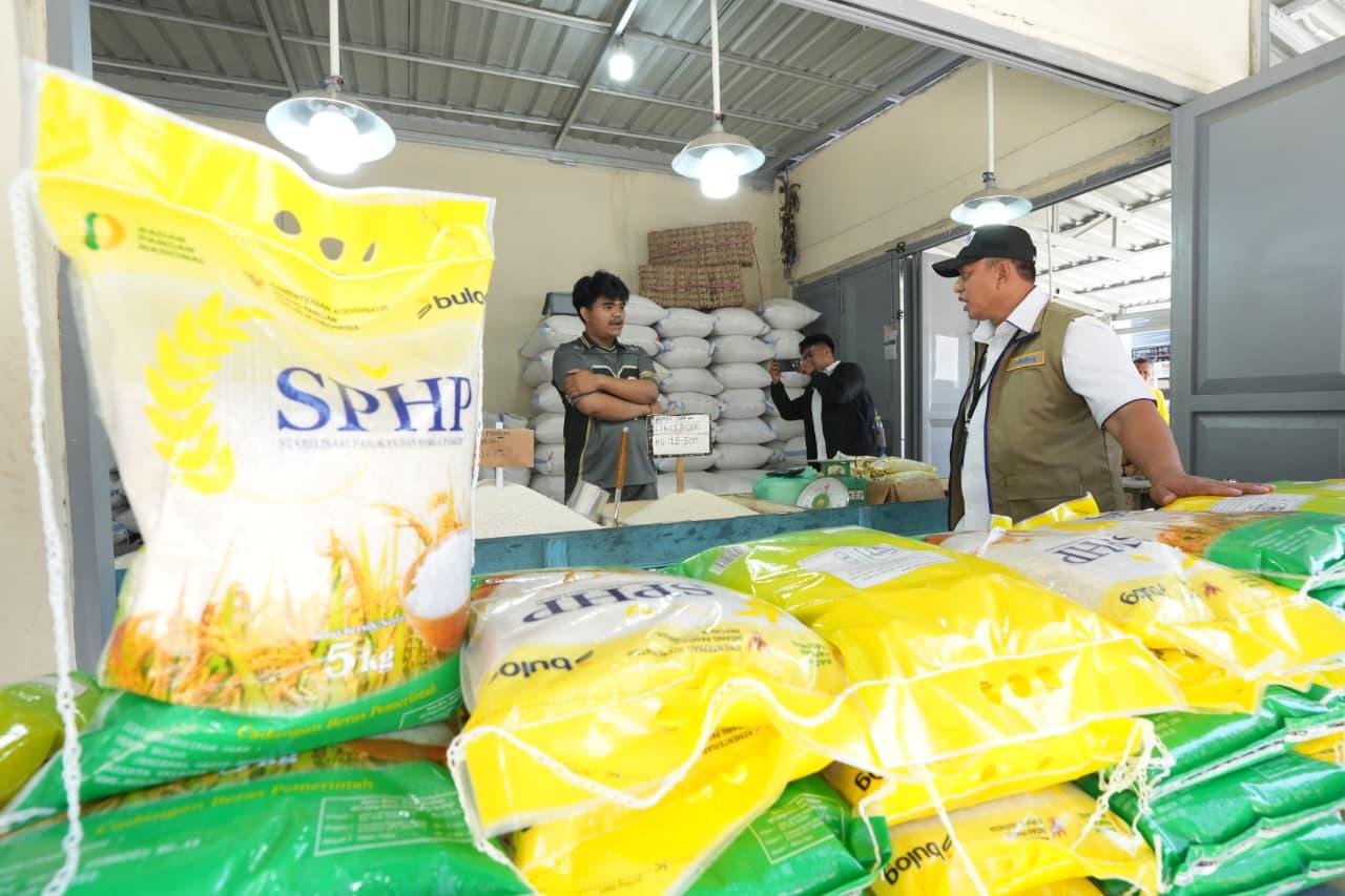 Direktur Utama Perum Bulog, Letjen TNI (Purn) Ahmad Rizal Ramdhani saat melakukan inspeksi mendadak (sidak) harga dan ketersediaan beras serta Minyakita di Pasar Sentral Kota Gorontalo, Senin (22/6/2026). Kunjungan tersebut dilakukan untuk memastikan stabilitas harga dan pasokan pangan bagi masyarakat. (Foto: Hibata.id)
