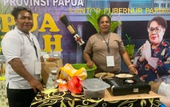 Kontingen Papua Barat menyajikan sagu bakar kepada pengunjung saat pameran PENAS XVII di Gorontalo. Makanan tradisional berbahan sagu itu menarik perhatian peserta karena cita rasa khas dan proses pengolahannya yang masih menggunakan cara tradisional/Hibata.id