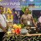 Kontingen Papua Barat menyajikan sagu bakar kepada pengunjung saat pameran PENAS XVII di Gorontalo. Makanan tradisional berbahan sagu itu menarik perhatian peserta karena cita rasa khas dan proses pengolahannya yang masih menggunakan cara tradisional/Hibata.id