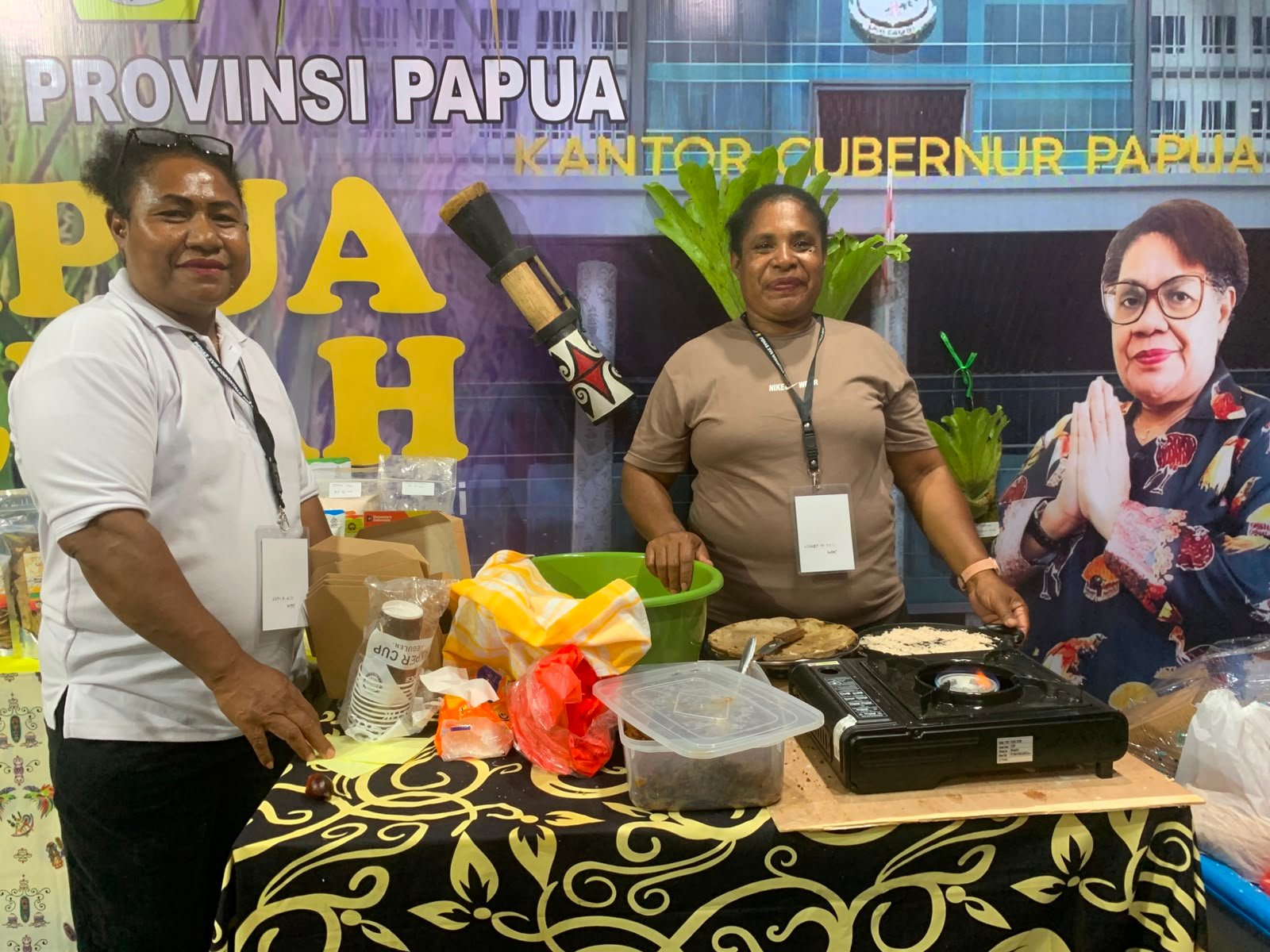 Kontingen Papua Barat menyajikan sagu bakar kepada pengunjung saat pameran PENAS XVII di Gorontalo. Makanan tradisional berbahan sagu itu menarik perhatian peserta karena cita rasa khas dan proses pengolahannya yang masih menggunakan cara tradisional/Hibata.id