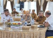 Bupati Gorontalo Sofyan Puhi menghadiri rapat persiapan peresmian Program Instruksi Presiden (Inpres) Jalan Daerah (IJD) Tahun Anggaran 2025 yang berlangsung di Rumah Jabatan Wakil Gubernur Gorontalo/Hibata.id