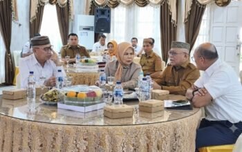 Bupati Gorontalo Sofyan Puhi menghadiri rapat persiapan peresmian Program Instruksi Presiden (Inpres) Jalan Daerah (IJD) Tahun Anggaran 2025 yang berlangsung di Rumah Jabatan Wakil Gubernur Gorontalo/Hibata.id