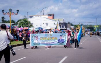 Wakil Bupati Buton Tengah (Buteng), Muh. Adam Basan, memimpin langsung defile kafilah Kabupaten Buton Tengah pada Pawai Ta’aruf dan Kendaraan Hias Musabaqah Tilawatil Quran (MTQ) XXXI Tingkat Provinsi Sulawesi Tenggara/Hibata.id