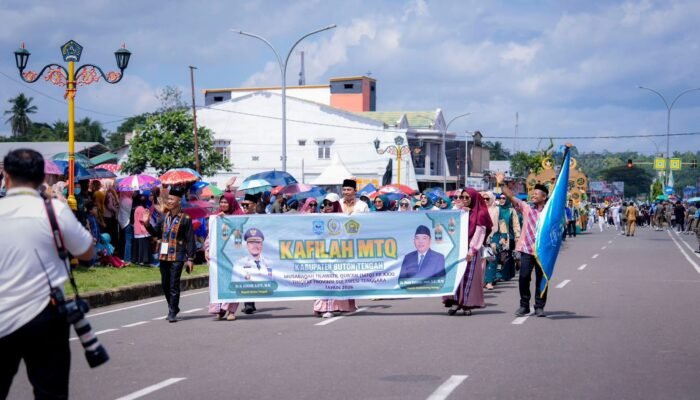 Wakil Bupati Buton Tengah Pimpin Defile Kafilah pada Pawai Ta’aruf MTQ XXXI