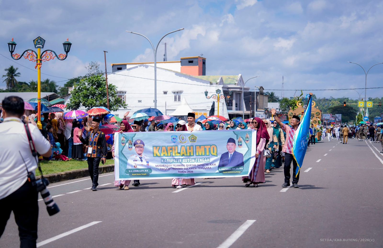 Wakil Bupati Buton Tengah (Buteng), Muh. Adam Basan, memimpin langsung defile kafilah Kabupaten Buton Tengah pada Pawai Ta’aruf dan Kendaraan Hias Musabaqah Tilawatil Quran (MTQ) XXXI Tingkat Provinsi Sulawesi Tenggara/Hibata.id