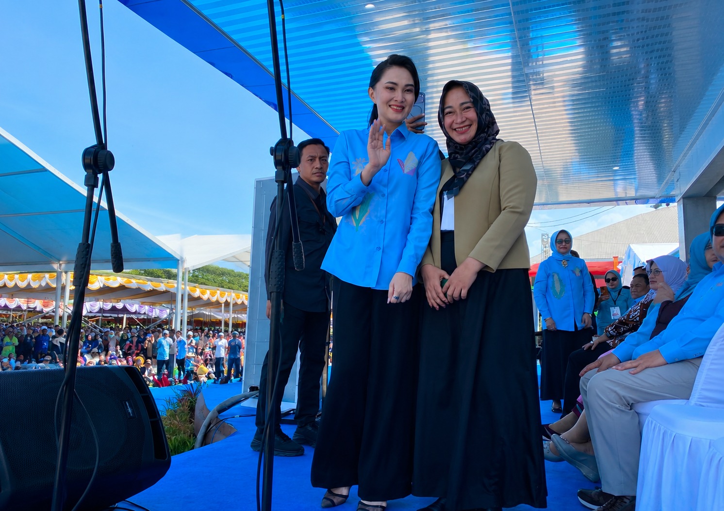 Gubernur Maluku Utara Sherly Tjoanda berbincang bersama Ketua Komisi I DPRD Kabupaten Bone Bolango, Rakhmatiyah Deu, di sela-sela puncak Pekan Nasional (PENAS) XVII KTNA 2026 di Kabupaten Gorontalo, Rabu (24/6/2026)/Hibata.id