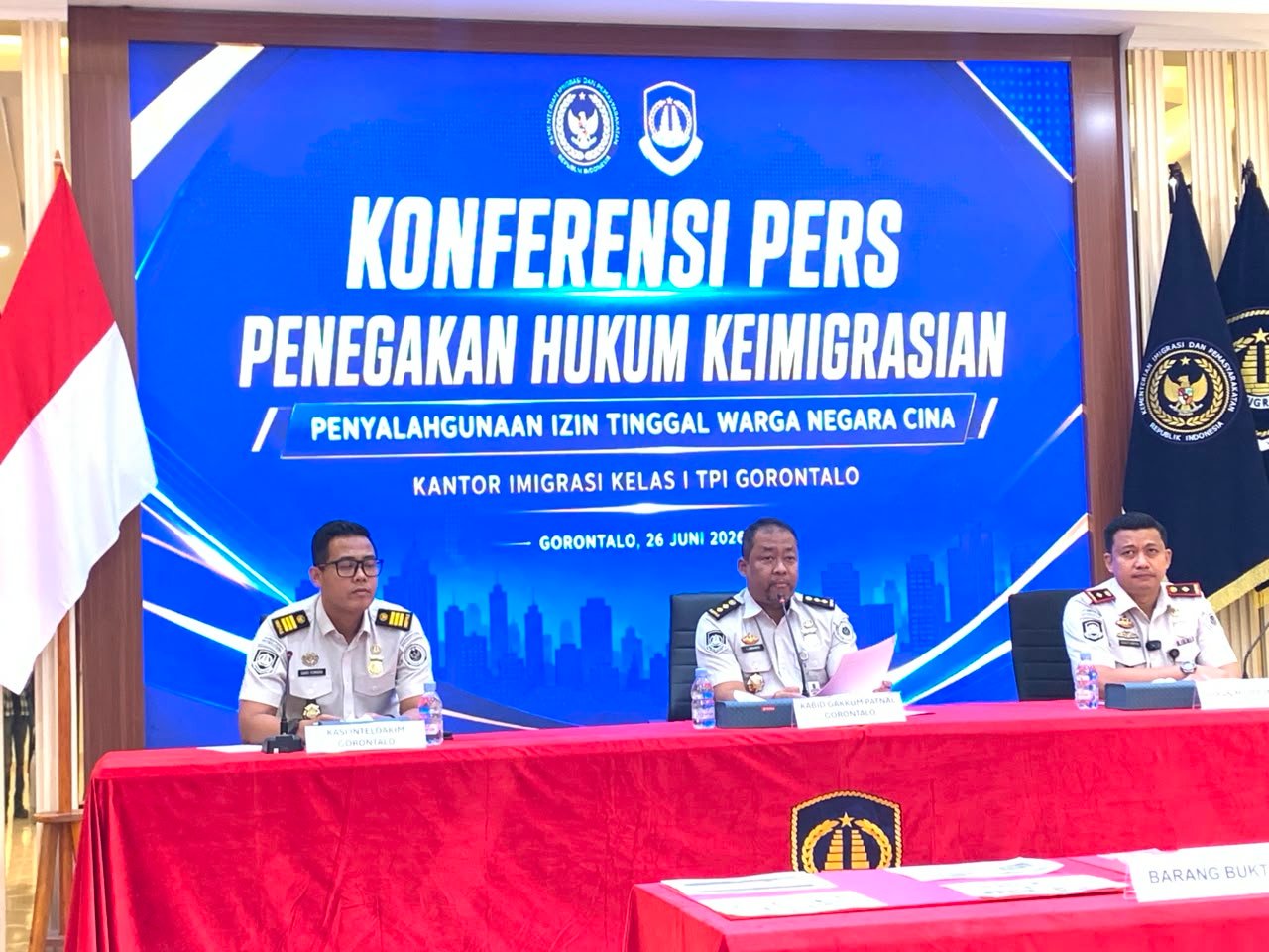 Kepala Kantor Imigrasi Kelas I TPI Gorontalo bersama jajaran saat menyampaikan keterangan pers terkait penindakan terhadap dua warga negara China yang diduga menyalahgunakan izin tinggal di Gorontalo, Jumat (26/6/2026)/Hibata.id