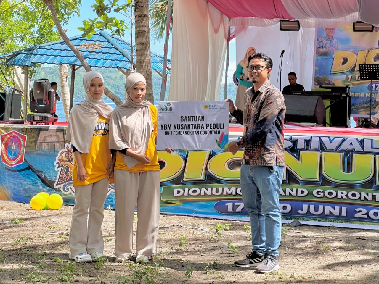PLN Nusantara Power UP Gorontalo menyerahkan booth UMKM kepada Pemkab Gorontalo Utara melalui BUMD pada Festival Dionumo 2026/Hibata.id