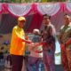 Bupati Gorontalo Utara menyerahkan piagam penghargaan kepada Manager PLN Nusantara Power Unit Pembangkitan (UP) Gorontalo, Hubertus Tri Adi Nugroho, pada pembukaan Festival Dionumo 2026/Hibata.id