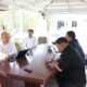 Assistant Manager Business Support PLN Nusantara Power UP Gorontalo, Reynold Gobel (kiri), berbincang dengan perwakilan Komunitas Tanggidaa Group terkait pelaksanaan program CSR budidaya maggot untuk mendukung pengelolaan sampah organik dan pemberdayaan masyarakat di Gorontalo/Hibata.id