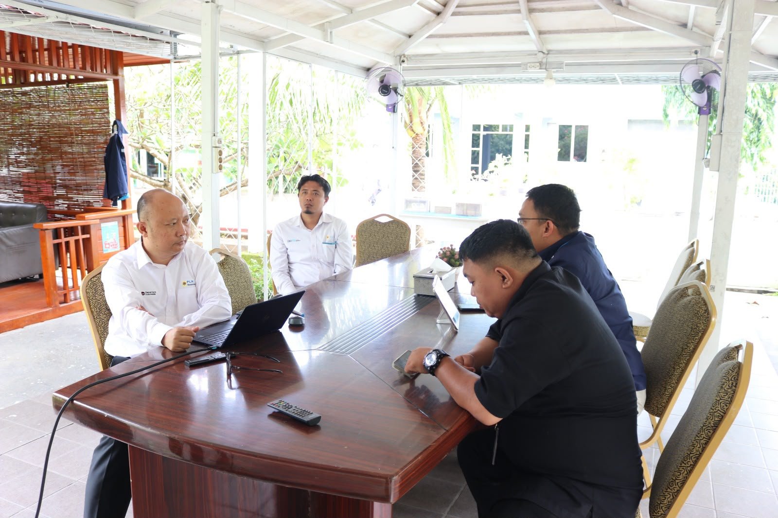 Assistant Manager Business Support PLN Nusantara Power UP Gorontalo, Reynold Gobel (kiri), berbincang dengan perwakilan Komunitas Tanggidaa Group terkait pelaksanaan program CSR budidaya maggot untuk mendukung pengelolaan sampah organik dan pemberdayaan masyarakat di Gorontalo/Hibata.id