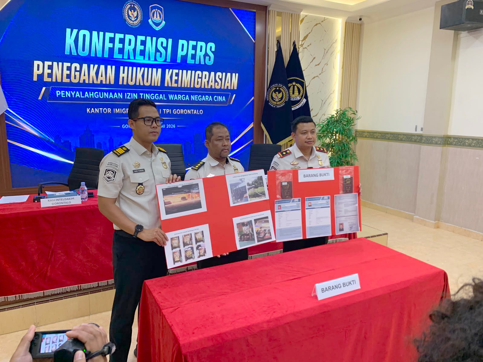 Kantor Imigrasi Kelas I TPI Gorontalo bersama jajaran saat menyampaikan keterangan pers terkait penindakan terhadap dua warga negara China yang diduga menyalahgunakan izin tinggal di Gorontalo, Jumat (26/6/2026)/Hibata.id