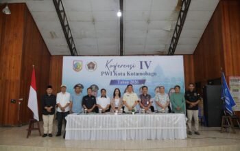Asisten I Bidang Pemerintahan Setda Kota Kotamobagu, Sahaya S. Mokoginta, yang hadir mewakili Wali Kota Kotamobagu dalam Konferensi Daerah (Konferda) IV PWI Kota Kotamobagu Tahun 2026 yang digelar di Aula Dinas Komunikasi dan Informatika Kota Kotamobagu, Jumat (26/6/2026). (Foto: Humas)