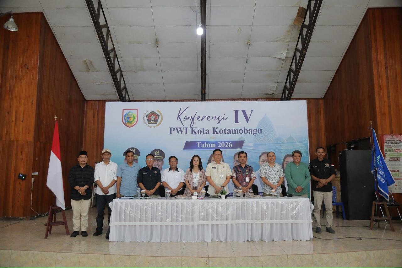 Asisten I Bidang Pemerintahan Setda Kota Kotamobagu, Sahaya S. Mokoginta, yang hadir mewakili Wali Kota Kotamobagu dalam Konferensi Daerah (Konferda) IV PWI Kota Kotamobagu Tahun 2026 yang digelar di Aula Dinas Komunikasi dan Informatika Kota Kotamobagu, Jumat (26/6/2026). (Foto: Humas)