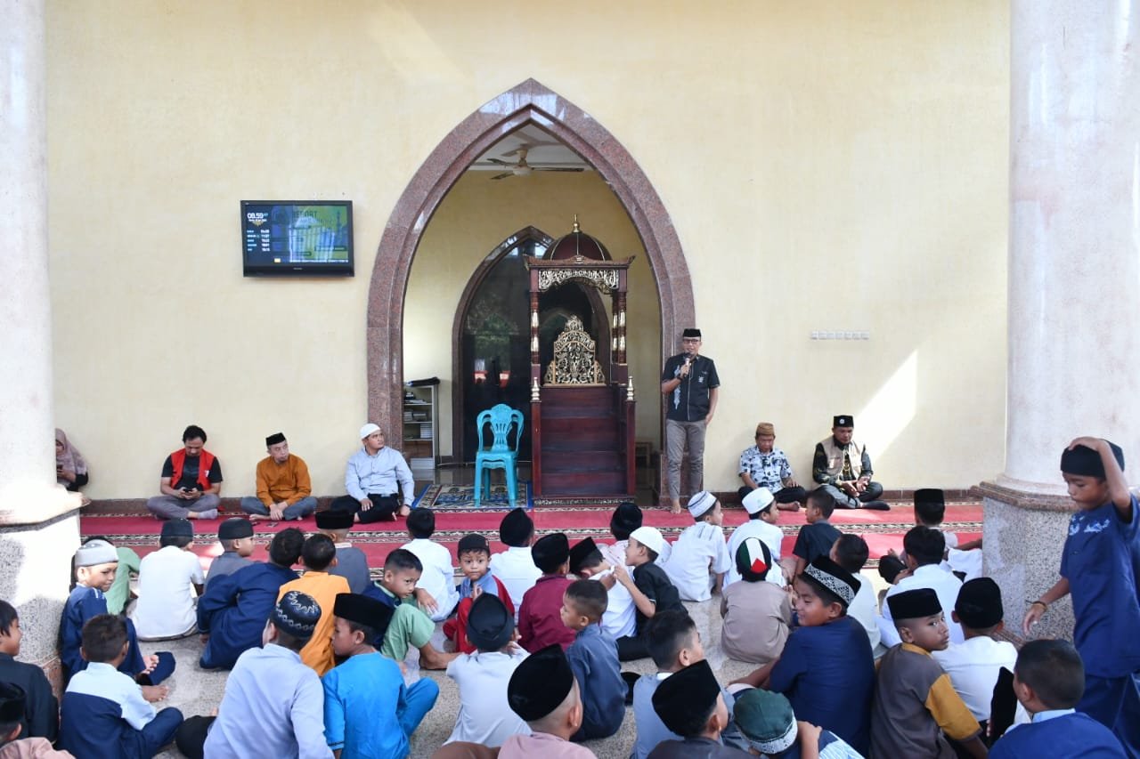 Wakil Bupati Boalemo Lahmuddin Hambali membuka khitanan massal LAZISMU di Masjid Agung Baiturrahmah sebagai bentuk pelayanan sosial dan kesehatan masyarakat/Hibata.id