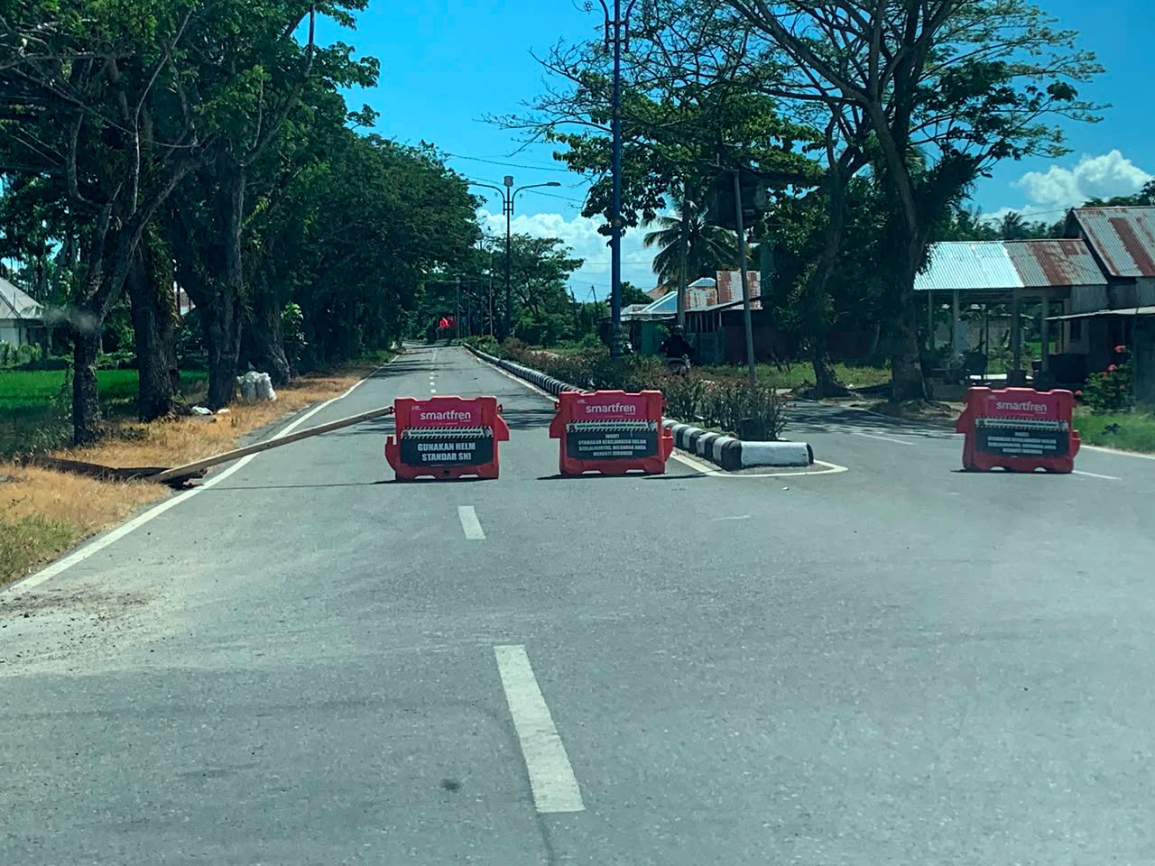 Penutupan Jalan ByPass Bone Bolango untuk kegiatan balap motor. Berdasarkan pantauan saat pengambilan foto, tidak terlihat petugas kepolisian di titik penutupan jalan/Hibata.id