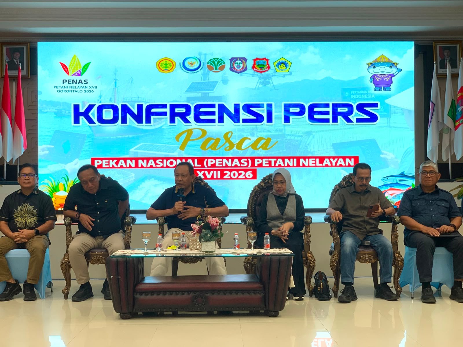Gubernur Gorontalo Gusnar Ismail memberikan keterangan kepada awak media terkait proses penetapan Gorontalo sebagai tuan rumah Pekan Nasional (PENAS) Petani dan Nelayan XVII di Rumah Dinas Gubernur Gorontalo, Sabtu (28/6/2026)/Hibata.id