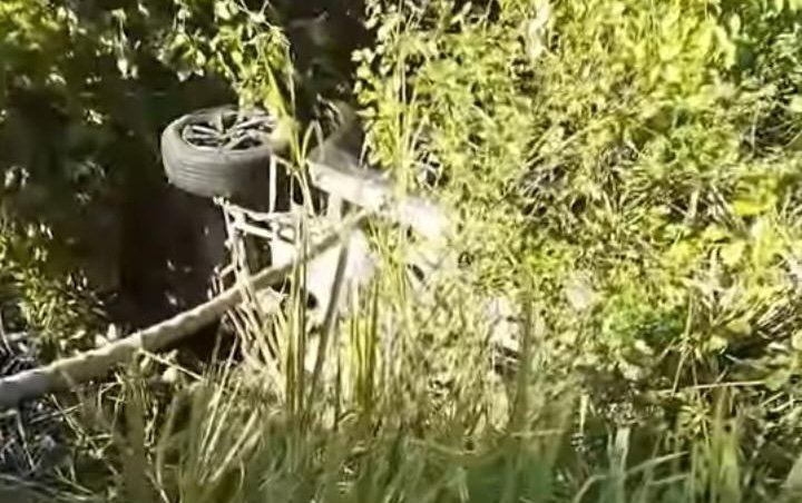 Sebuah mobil mengalami kecelakaan hingga keluar jalur di kawasan Hutan Lindung Marisa, Kabupaten Pohuwato, Gorontalo, Sabtu (27/6/2026). (Foto: Fb)