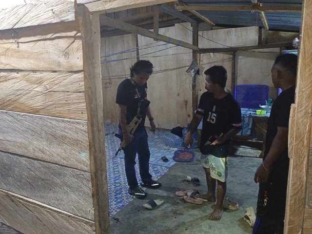 Tim Unit Reaksi Cepat (URC) Satreskrim Polres Pohuwato bergerak cepat mengamankan terduga pelaku penganiayaan menggunakan senjata tajam yang terjadi di Desa Botubilotahu, Kecamatan Marisa, Kabupaten Pohuwato, Sabtu (27/6/2026) malam. (Foto: Dok. Polisi)