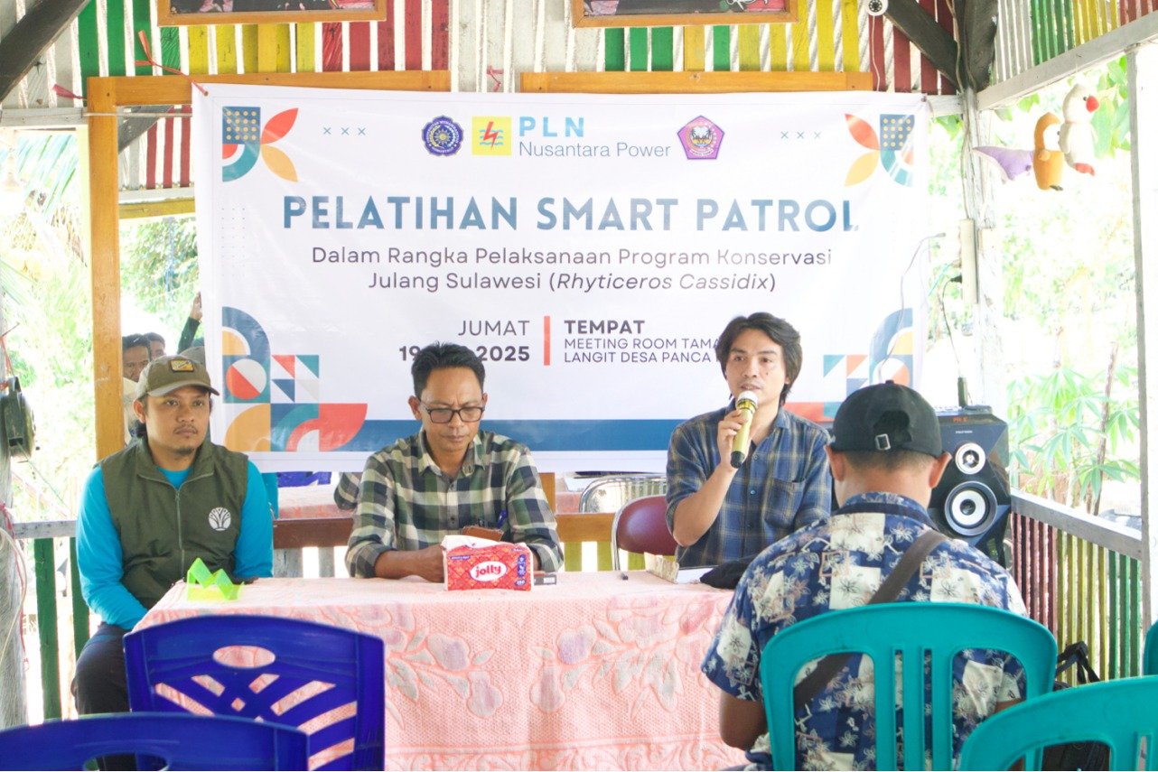 Narasumber dari Universitas Muhammadiyah Gorontalo (UMGo) menyampaikan materi pada Pelatihan SMART PATROL kepada masyarakat di Kecamatan Taluditi, Kabupaten Pohuwato. Pelatihan yang menjadi bagian dari Program Konservasi Burung Julang Sulawesi hasil kolaborasi PLN Nusantara Power UP Gorontalo dan UMGo ini bertujuan meningkatkan kapasitas masyarakat dalam menjaga habitat satwa endemik Sulawesi serta memperkuat upaya konservasi berbasis masyarakat. Foto: Dok. PLN Nusantara Power UP Gorontalo/Hibata.id