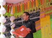 Wali Kota Kotamobagu, Weny Gaib, memimpin Upacara Peringatan Hari Keluarga Nasional (Harganas) ke-33 Tahun 2026 yang dirangkaikan dengan pencanangan Gerakan Orang Tua Asuh Cegah Stunting (Genting) di Alun-alun Boki Hontinimbang, Senin, 29 Juni 2026. (Foto: Humas)