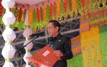Wali Kota Kotamobagu, Weny Gaib, memimpin Upacara Peringatan Hari Keluarga Nasional (Harganas) ke-33 Tahun 2026 yang dirangkaikan dengan pencanangan Gerakan Orang Tua Asuh Cegah Stunting (Genting) di Alun-alun Boki Hontinimbang, Senin, 29 Juni 2026. (Foto: Humas)