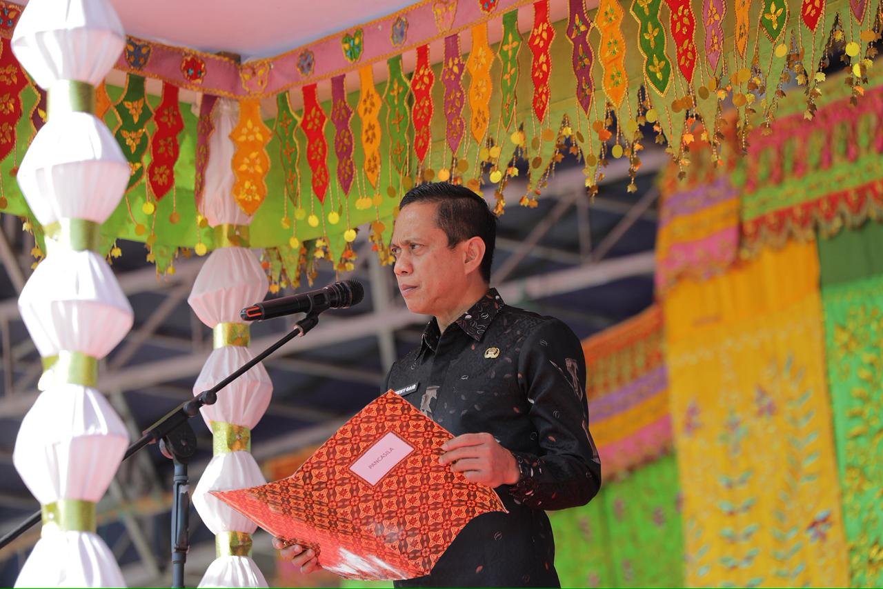 Wali Kota Kotamobagu, Weny Gaib, memimpin Upacara Peringatan Hari Keluarga Nasional (Harganas) ke-33 Tahun 2026 yang dirangkaikan dengan pencanangan Gerakan Orang Tua Asuh Cegah Stunting (Genting) di Alun-alun Boki Hontinimbang, Senin, 29 Juni 2026. (Foto: Humas)