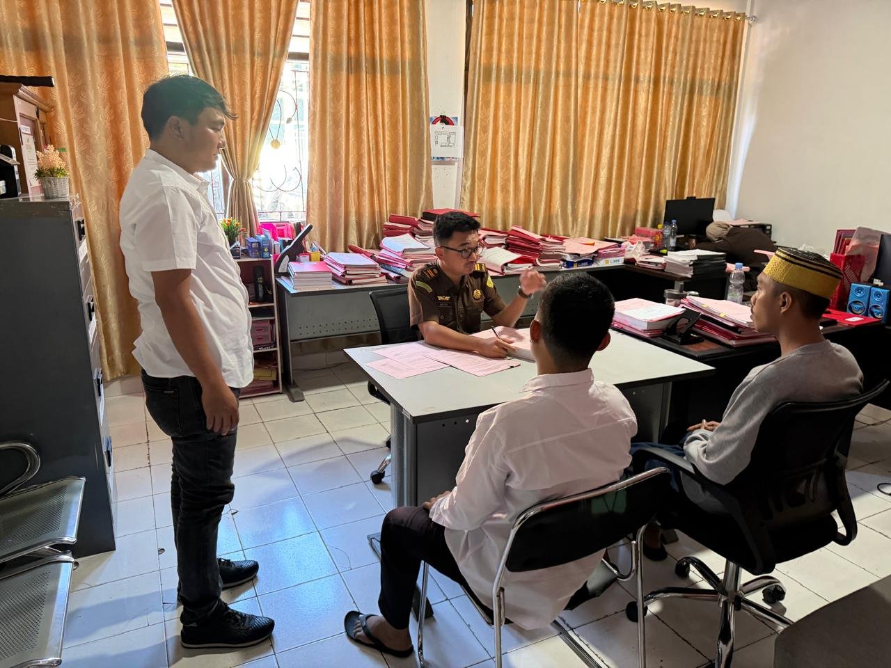 Satreskrim Polres Pohuwato menyerahkan dua tersangka beserta barang bukti kasus dugaan Pertambangan Emas Tanpa Izin (PETI) kepada Kejaksaan Negeri Pohuwato setelah berkas perkara dinyatakan lengkap (P-21), Senin (29/6/2026)/Hibata.id