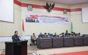 Wali Kota Kotamobagu, Weny Gaib, menyampaikan Rancangan Peraturan Daerah (Ranperda) tentang Pertanggungjawaban Pelaksanaan APBD Kota Kotamobagu Tahun Anggaran 2025 dalam Rapat Paripurna DPRD Kota Kotamobagu, Senin, 29 Juni 2026. (Foto: Humas)