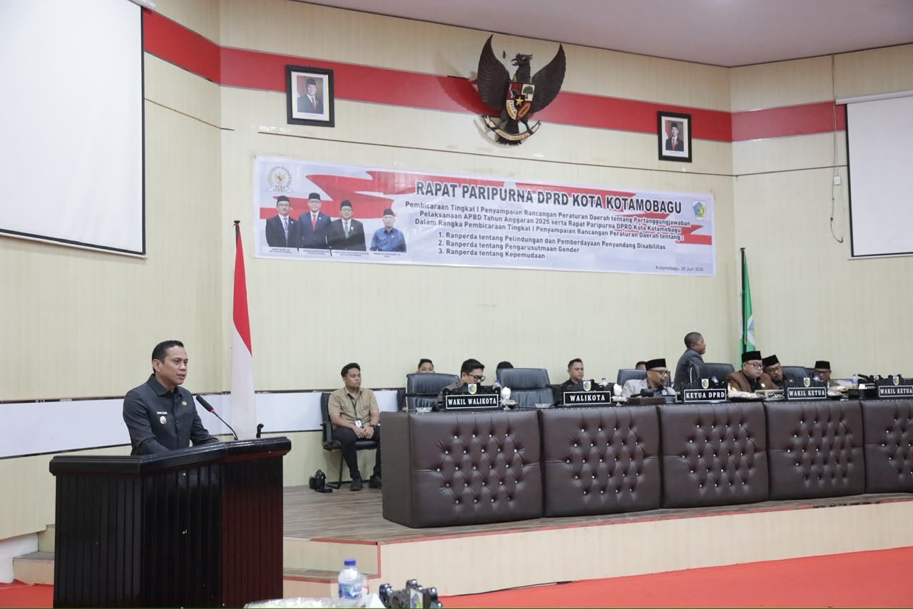 Wali Kota Kotamobagu, Weny Gaib, menyampaikan Rancangan Peraturan Daerah (Ranperda) tentang Pertanggungjawaban Pelaksanaan APBD Kota Kotamobagu Tahun Anggaran 2025 dalam Rapat Paripurna DPRD Kota Kotamobagu, Senin, 29 Juni 2026. (Foto: Humas)