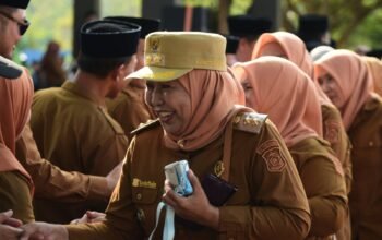 Kepala Desa Toto Utara nonaktif sementara, Ramla Djafar, dalam salah satu kegiatan bersama Pemerintah Kabupaten Bone Bolango. Foto: Dok. Pribadi/Hibata.id