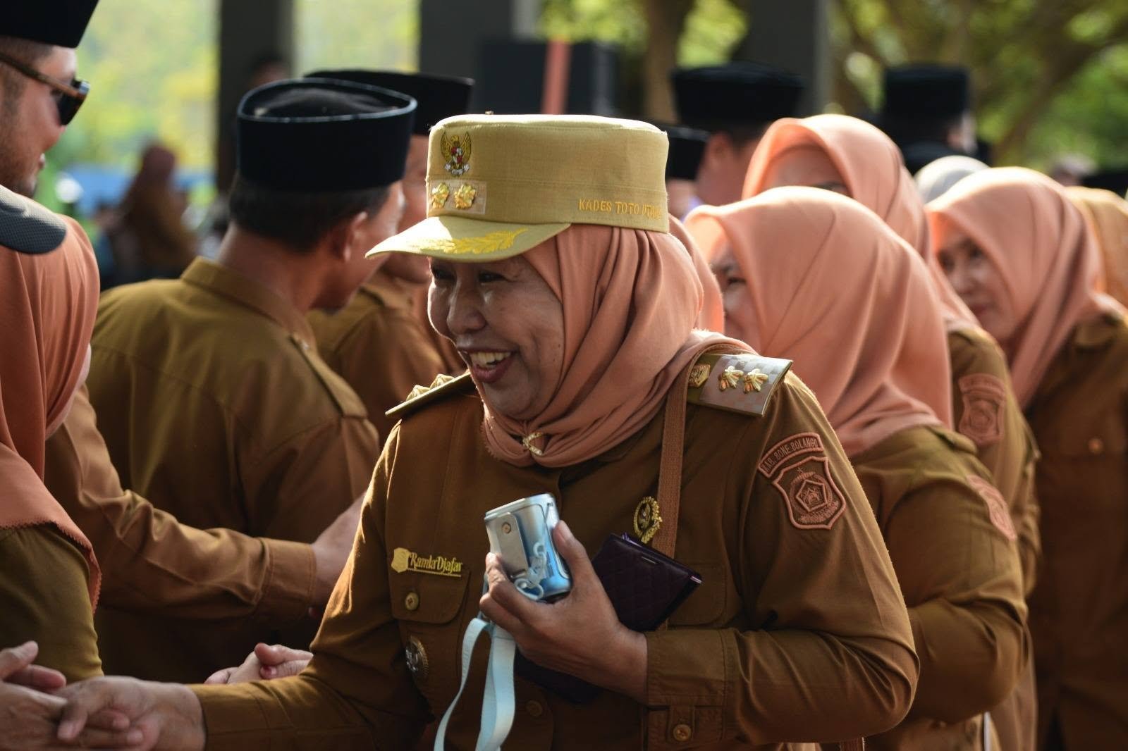 Kepala Desa Toto Utara nonaktif sementara, Ramla Djafar, dalam salah satu kegiatan bersama Pemerintah Kabupaten Bone Bolango. Foto: Dok. Pribadi/Hibata.id