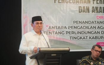 Sekretaris Daerah Bone Bolango, Iwan Mustapa saat Rapat Koordinasi Dan Kerjasama Lintas Sektor Pencegahan Dan Penanganan Perkawinan Anak, Pekerja Anak Dan Anak Tidak Sekolah (ATS) yang diselenggarakan di Hotel Grand Q Kota Gorontalo, Kamis (2/7).