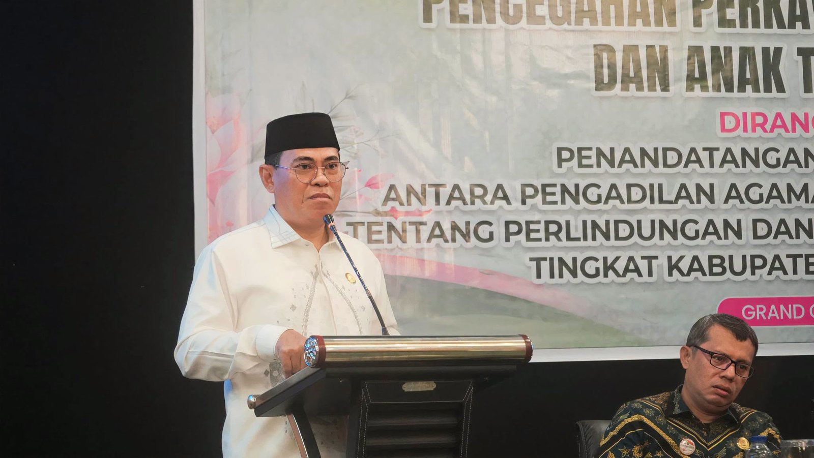 Sekretaris Daerah Bone Bolango, Iwan Mustapa saat Rapat Koordinasi Dan Kerjasama Lintas Sektor Pencegahan Dan Penanganan Perkawinan Anak, Pekerja Anak Dan Anak Tidak Sekolah (ATS) yang diselenggarakan di Hotel Grand Q Kota Gorontalo, Kamis (2/7).
