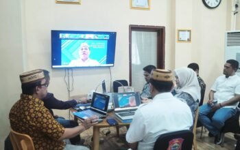 Sekretaris Daerah Bone Bolango saat mengikuti zoom meeting bersama Kanwil Regional BKN Manado terkait Pra Ekspose Managemen Talenta di Ruang Kerja Sekda, Jumat (3/7/2026). (F.Indra/Diskominfo)/Hibata.id