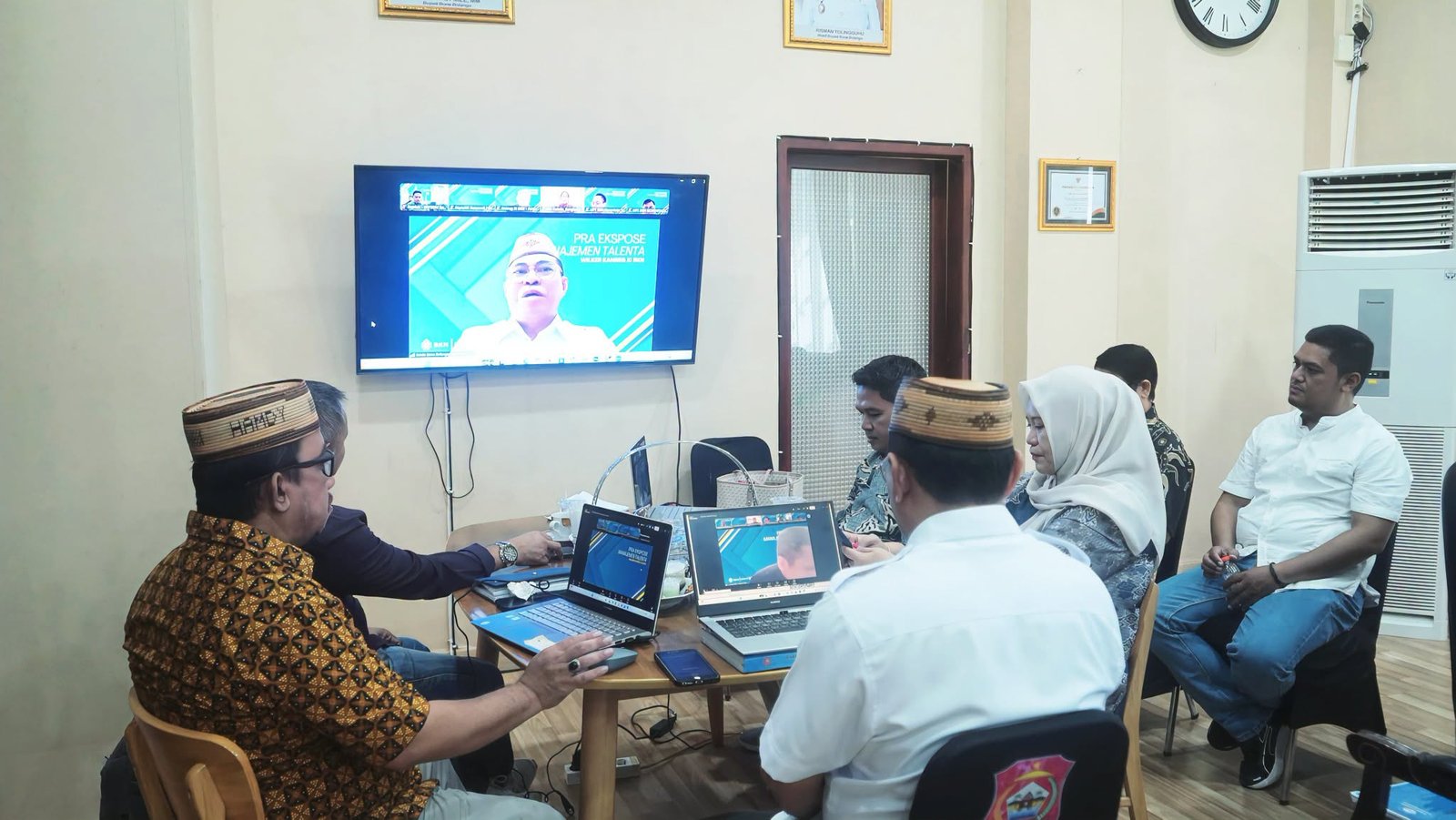 Sekretaris Daerah Bone Bolango saat mengikuti zoom meeting bersama Kanwil Regional BKN Manado terkait Pra Ekspose Managemen Talenta di Ruang Kerja Sekda, Jumat (3/7/2026). (F.Indra/Diskominfo)/Hibata.id