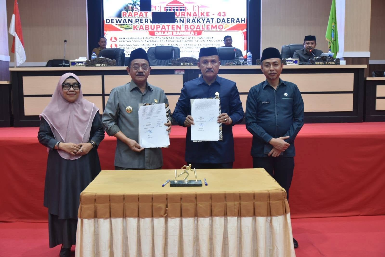 Bupati Boalemo Rum Pagau menyampaikan Rancangan Peraturan Daerah (Ranperda) tentang Pertanggungjawaban Pelaksanaan APBD Tahun Anggaran 2025 dalam rapat paripurna DPRD Kabupaten Boalemo di ruang sidang DPRD, Senin (6/7/2026)/Hibata.id