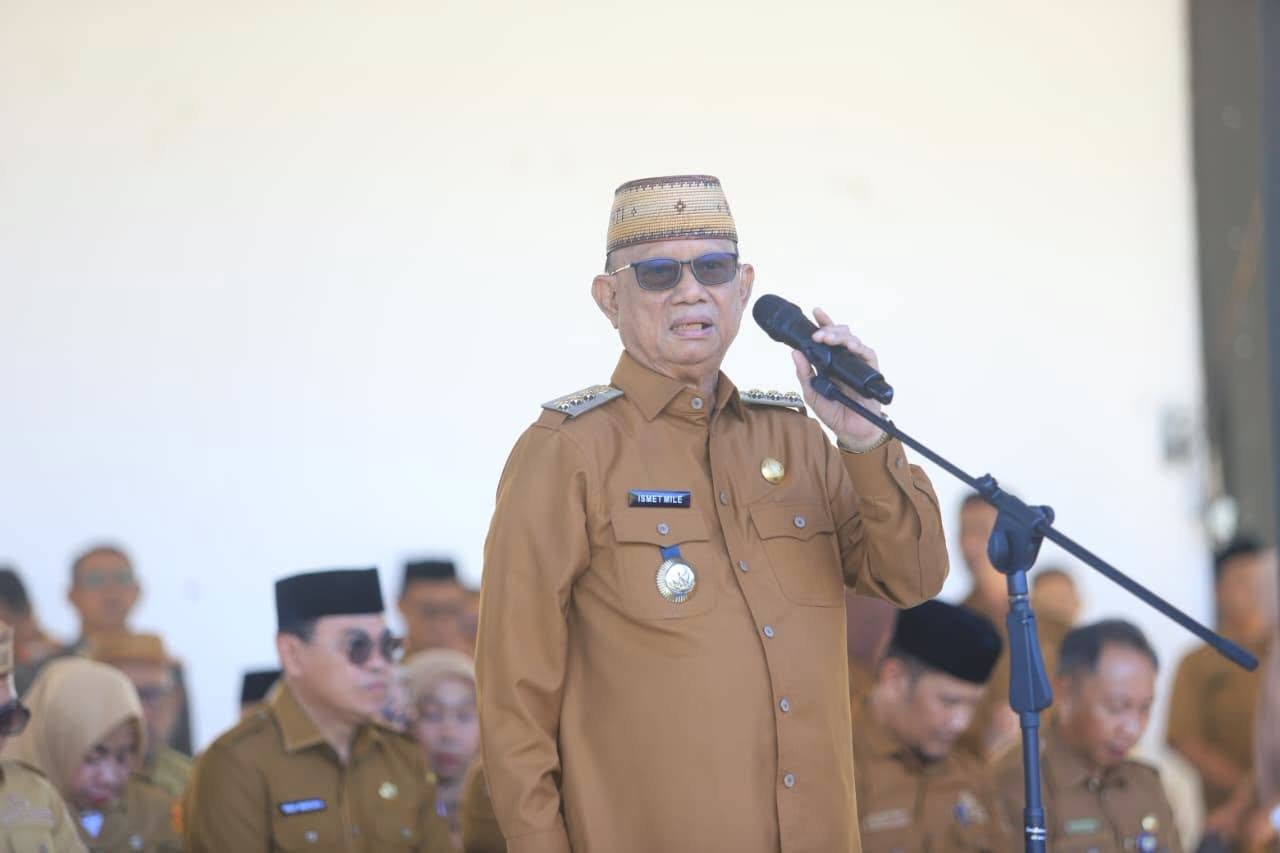 Bupati Bone Bolango Ismet Mile meminta ASN meningkatkan disiplin, loyalitas, dan profesionalisme guna memperkuat kualitas pelayanan publik/Hibata.id