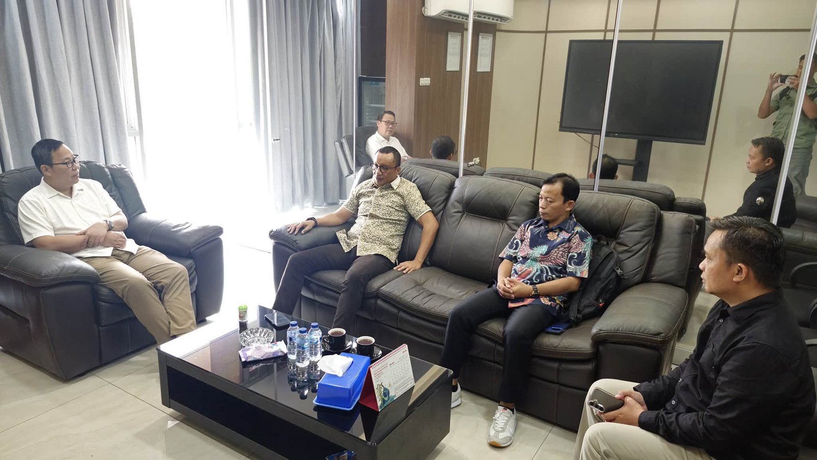 Wakil Bupati Boalemo Lahmudin Hambali (kiri) berdiskusi dengan Direktur Pemasaran PT Cahaya Mas Cemerlang Iwan Pangandjaja saat konsultasi mengenai teknologi pengolahan sampah berbasis mesin insinerator di Jakarta, Senin (6/7/2026)/Hibata.id