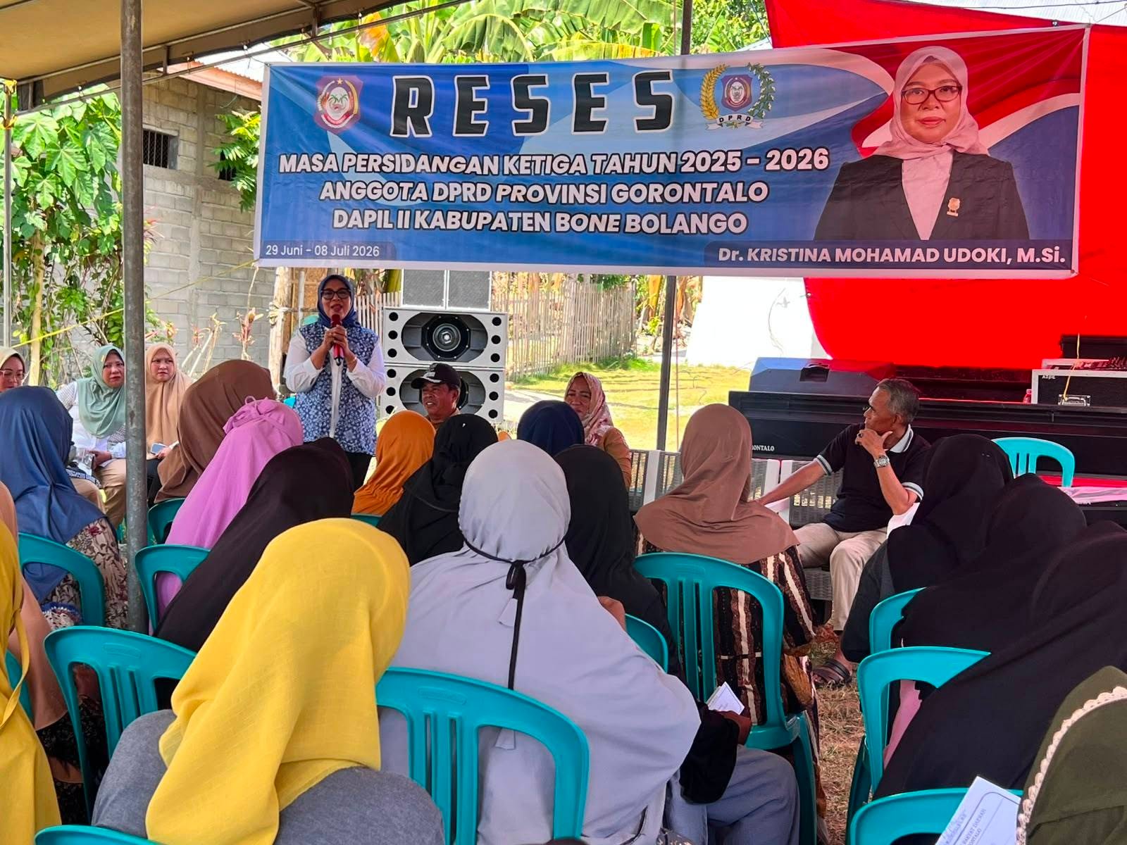 Anggota DPRD Provinsi Gorontalo, Dr. Kristina Mohamad Udoki (Femmy), berdialog dengan warga saat reses di Desa Panggulo, Kecamatan Botupingge, Kabupaten Bone Bolango, Selasa (7/7/2026). Dalam pertemuan itu, masyarakat menyampaikan berbagai aspirasi terkait infrastruktur, pertanian, hingga dampak aktivitas galian C/Hibata.id