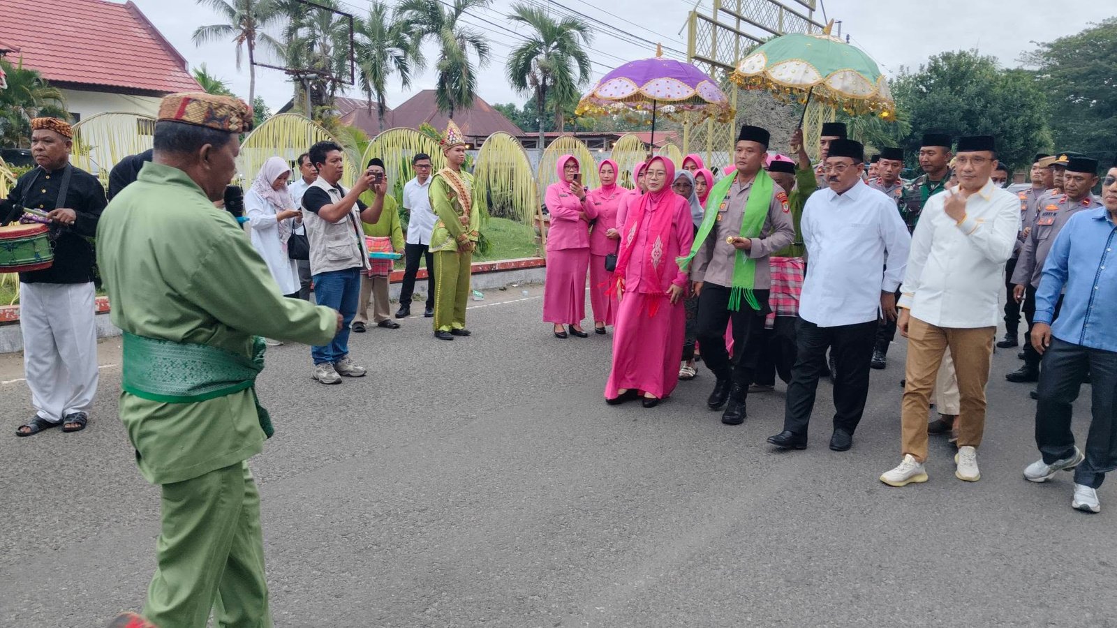 Bupati Boalemo Rum Pagau menyambut Kapolres Boalemo AKBP Firman Taufik melalui prosesi adat Mopotilolo/Hibata.id