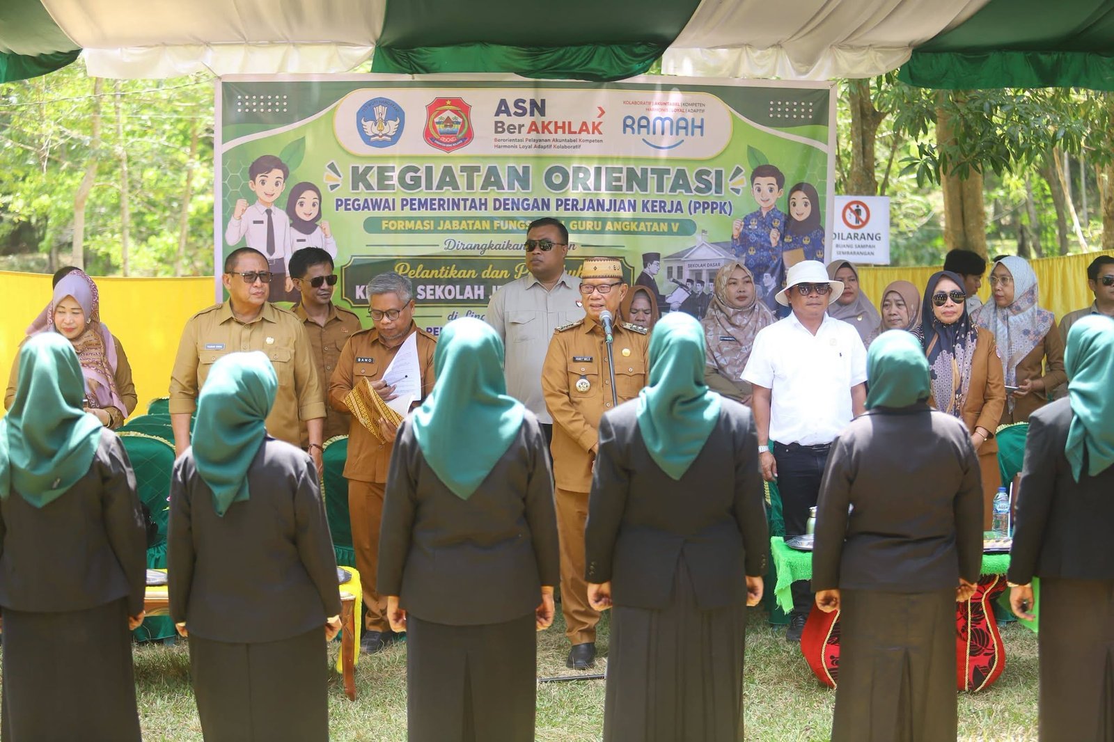 Bupati Bone Bolango Ismet Mile melantik dan mengukuhkan kepala sekolah jenjang TK dan SD yang dirangkaikan dengan Orientasi PPPK Formasi Jabatan Fungsional Guru Angkatan V di kawasan Wisata Sungai Botu Motoli'oluwo, Desa Longalo, Kecamatan Bulango Utara, Selasa (21/7/2026). Foto: Prokofim Kabupaten Bone Bolango/Hibata.id
