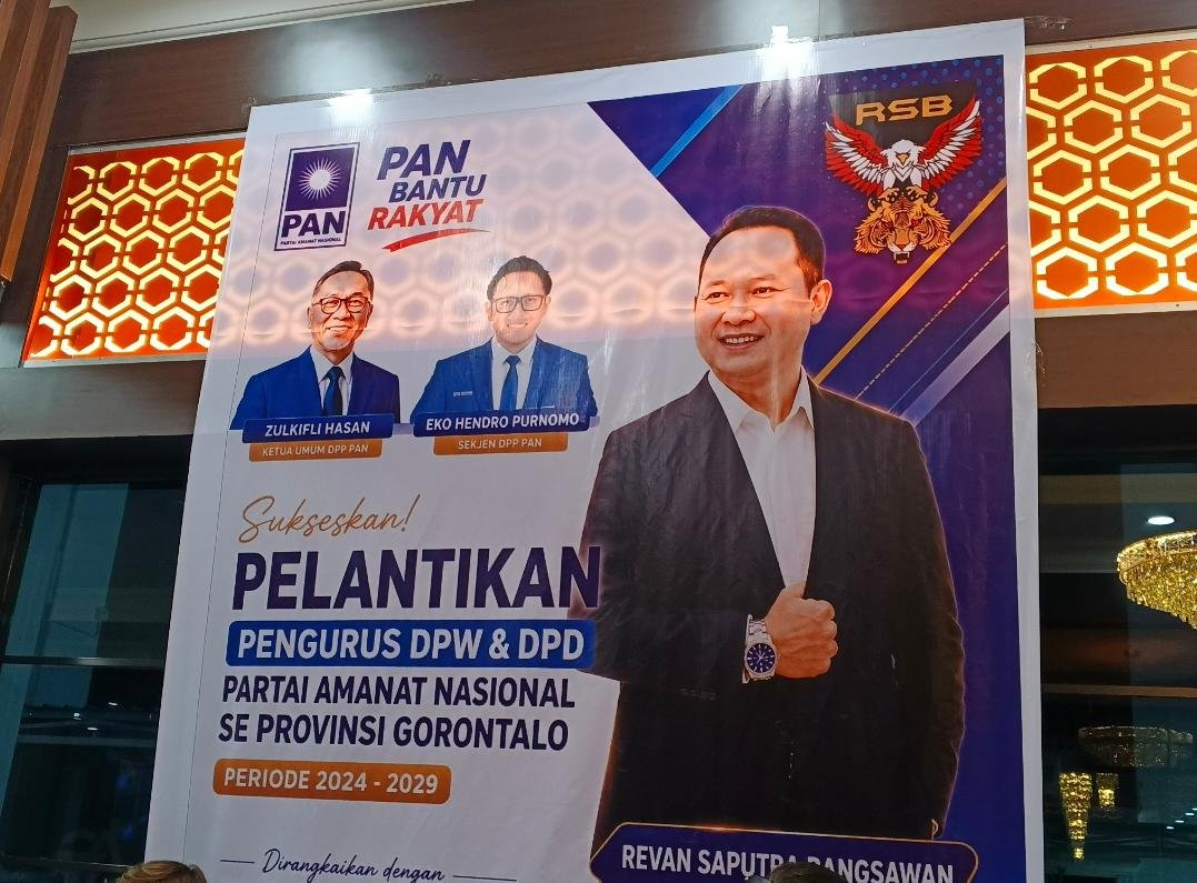 Baliho bergambar Revan Saputra Bangsawan terpasang di lokasi pelantikan pengurus DPW dan DPD PAN Gorontalo di Aszlea Convention Center, Jumat (3/7/2026)/Hibata.id