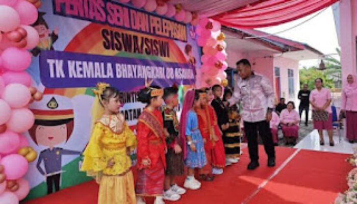 Pentas Penuh Ceria, Kadisdik Asahan Lepas Puluhan Siswa TK Kemala Bhayangkari 08