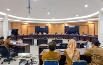 Anggota Komisi II DPRD Provinsi Gorontalo mengikuti Rapat Dengar Pendapat bersama OPD mitra kerja dalam pembahasan KUA-PPAS APBD 2027 di Ruang Dulohupa DPRD Provinsi Gorontalo, Senin (20/7/2026)/Hibata.id