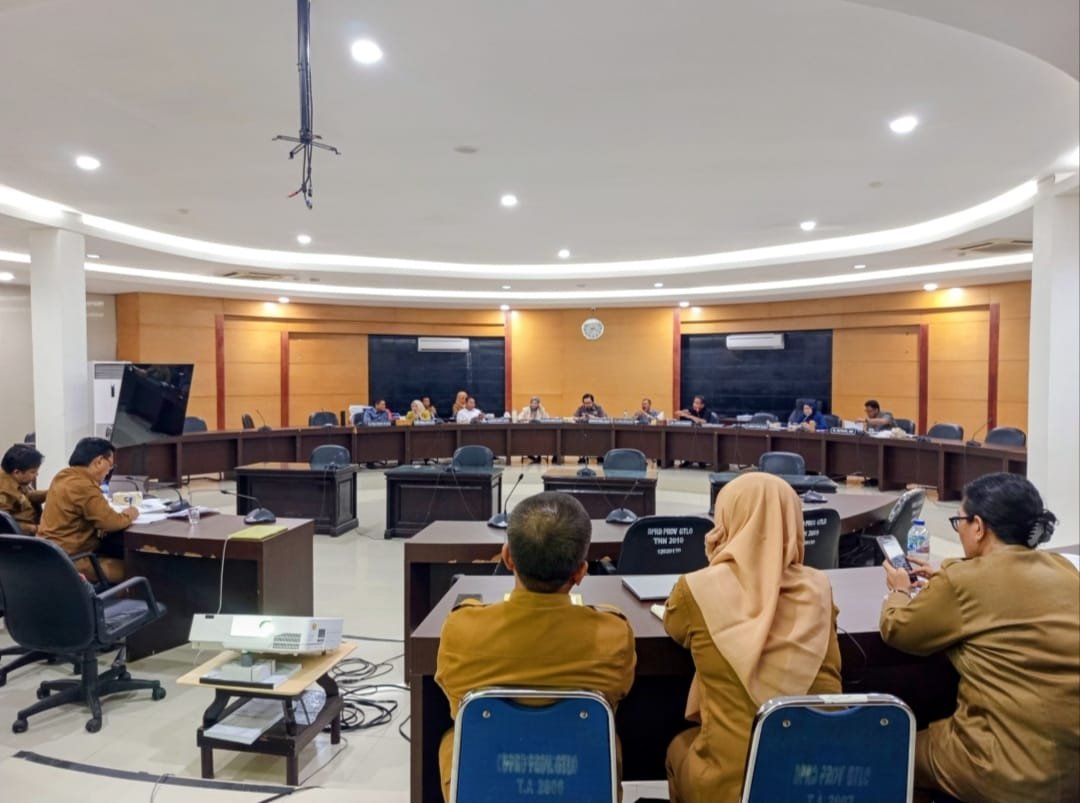 Anggota Komisi II DPRD Provinsi Gorontalo mengikuti Rapat Dengar Pendapat bersama OPD mitra kerja dalam pembahasan KUA-PPAS APBD 2027 di Ruang Dulohupa DPRD Provinsi Gorontalo, Senin (20/7/2026)/Hibata.id