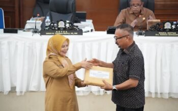 Wakil Gubernur Gorontalo Idah Syaidah Rusli Habibie menyampaikan pengantar Rancangan Perubahan Kebijakan Umum Anggaran (KUA) dan Rancangan Perubahan Prioritas dan Plafon Anggaran Sementara (PPAS) APBD Provinsi Gorontalo Tahun Anggaran 2026 dalam Rapat Paripurna DPRD Provinsi Gorontalo di Gorontalo, Senin (27/7/2026)/Hibata.id