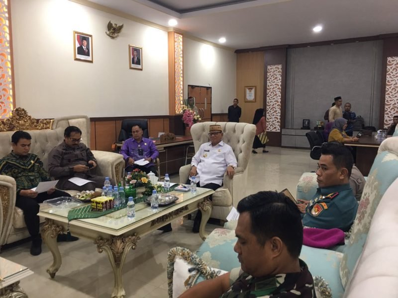 Bupati Bone Bolango, Ismet Mile, saat memimpin Rapat Forum Koordinasi Pimpinan Daerah (Forkopimda) yang berlangsung di Ruang Kerja Bupati, Kamis (16/7/2026). (F.Indra/Diskominfo)/Hibata.id