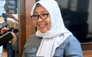 Ketua Komisi III DPRD Provinsi Gorontalo, Dr. Hj. Espin Tulie, S.E., M.Si., memimpin rapat dengar pendapat bersama Biro Perekonomian dan Pembangunan serta Biro Pengadaan Barang dan Jasa dalam pembahasan KUA-PPAS APBD Tahun Anggaran 2027 di Ruang Rapat Inogaluma DPRD Provinsi Gorontalo, Selasa (21/7)/Hibata.id