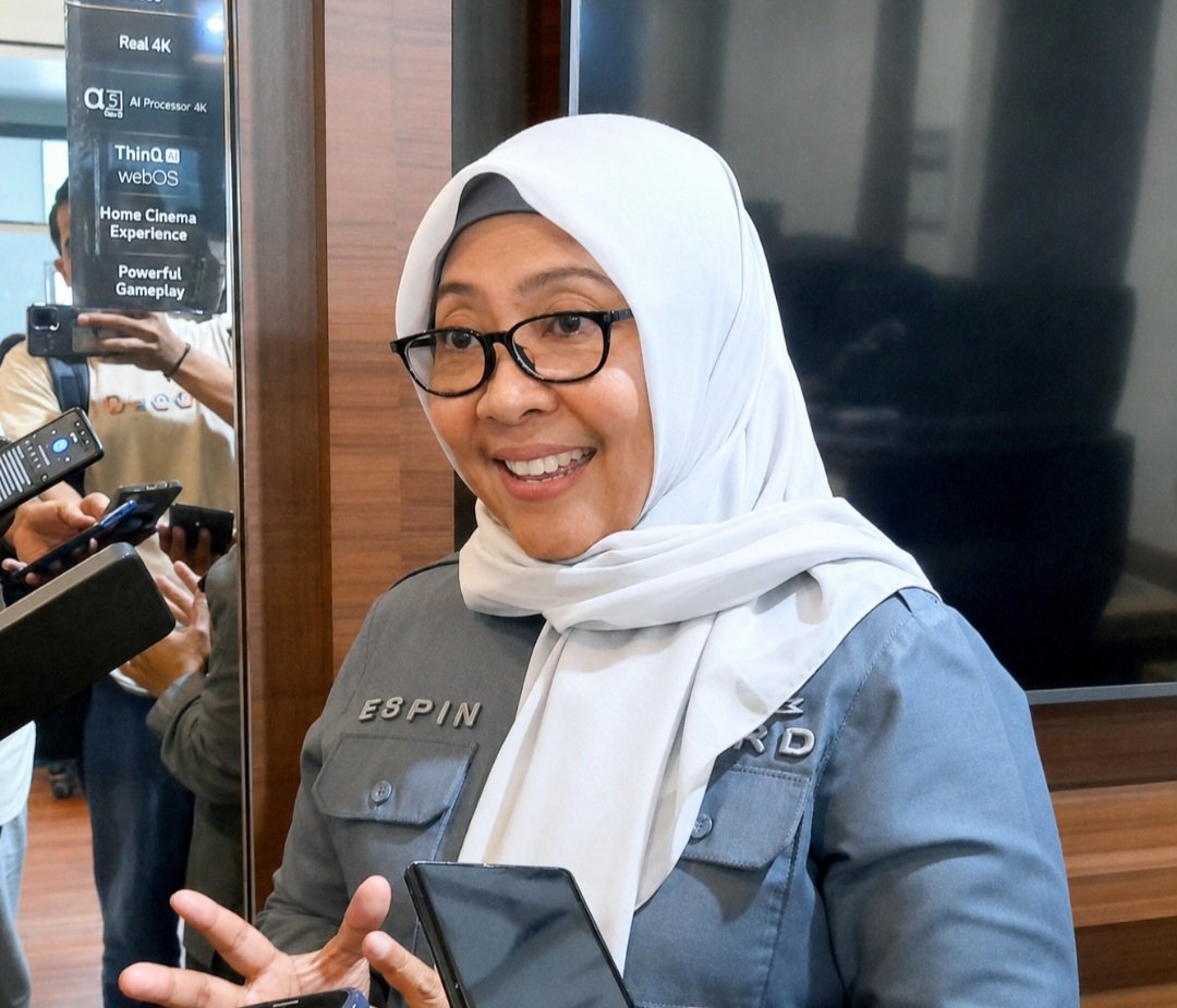 Ketua Komisi III DPRD Provinsi Gorontalo, Dr. Hj. Espin Tulie, S.E., M.Si., memimpin rapat dengar pendapat bersama Biro Perekonomian dan Pembangunan serta Biro Pengadaan Barang dan Jasa dalam pembahasan KUA-PPAS APBD Tahun Anggaran 2027 di Ruang Rapat Inogaluma DPRD Provinsi Gorontalo, Selasa (21/7)/Hibata.id